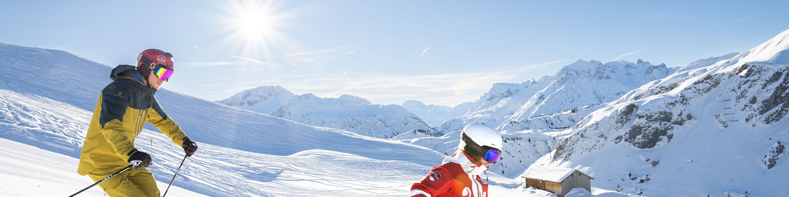Een deelnemer aan een privécursus volgt de skileraar op de piste